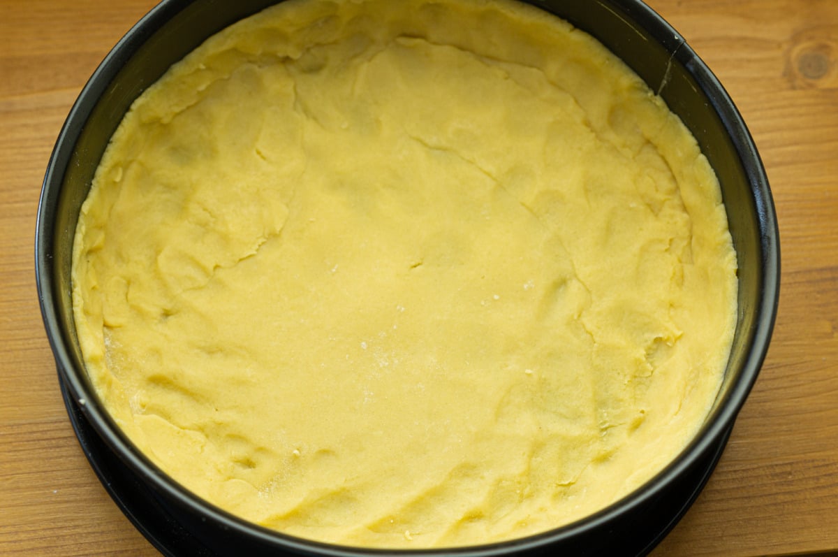 Zwetschgenkuchen aus dem Thermomix® 13 teig in springform hochziehen