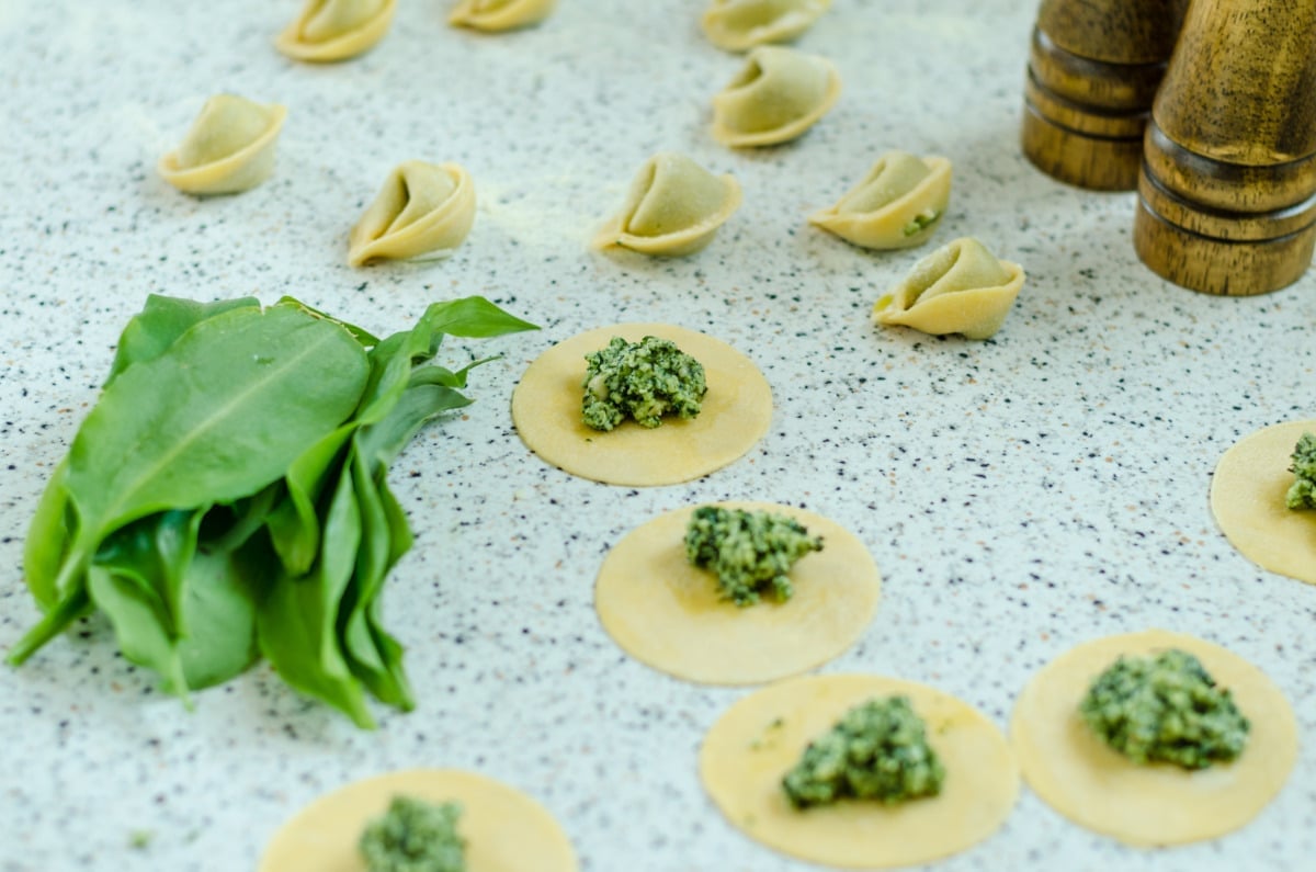 Fülle die Thermomix® TM6 Tortellini mit einer Füllung deiner Wahl