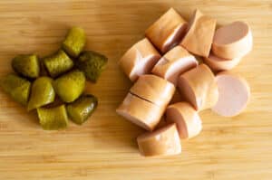 Wurst und Gurke schneiden