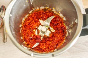 Zwiebeln, Knoblauch, Chili, Zucker und Tomatenmark im Thermomix®