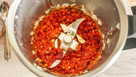 Zwiebeln, Knoblauch, Chili, Zucker und Tomatenmark im Thermomix®