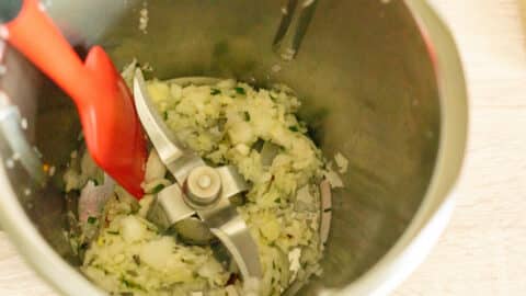 Zwiebeln, Knoblauch und Kräuter hacken im Thermomix®