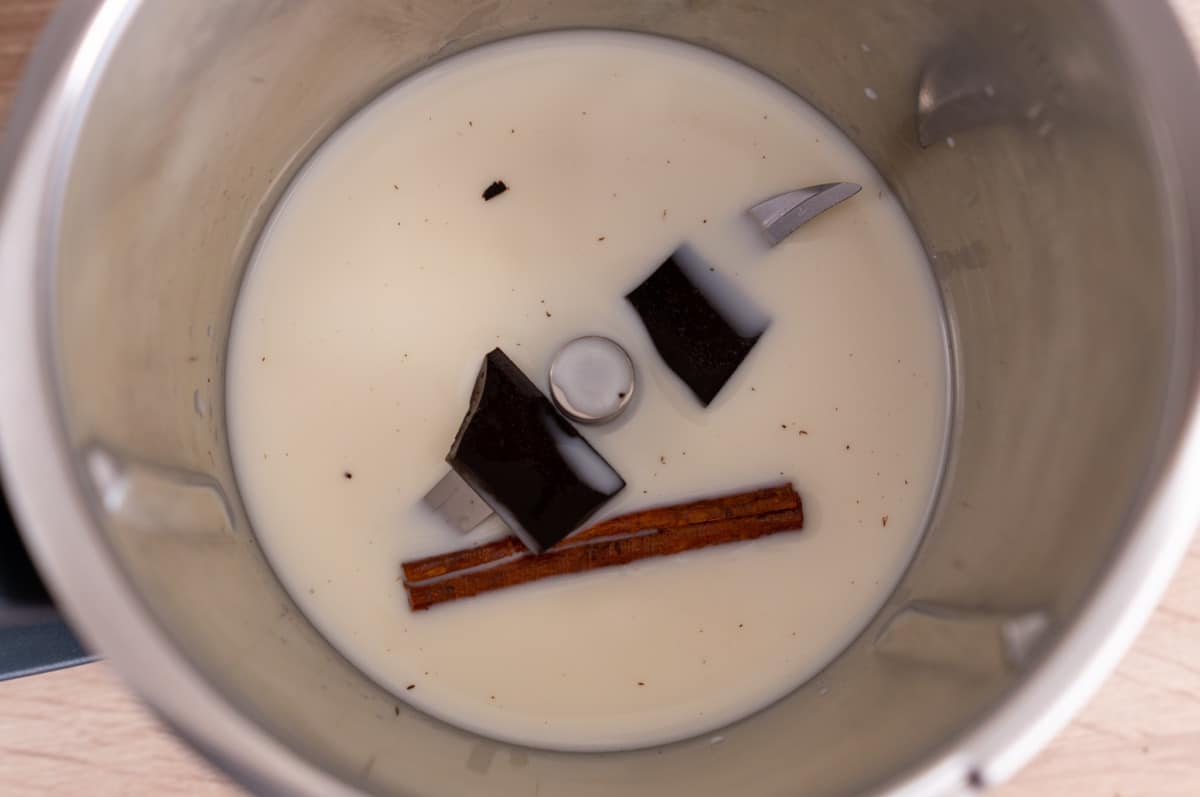 Schokoladenpunsch Thermomix: Linkslauf bei 80 Grad 2 Milch und Gewürze im Mixtopf