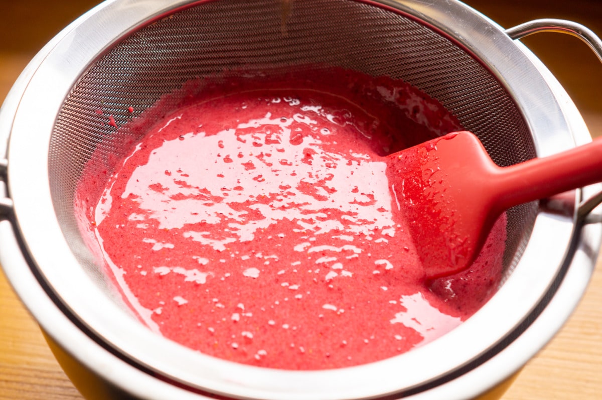 Himbeer-Eierlikör aus dem Thermomix® 3 Beerenmasse durch Sieb streichen
