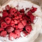 Himbeeren und Zucker im Thermomix® Mixtopf