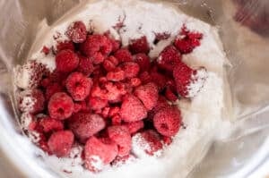 Himbeeren und Zucker im Thermomix® Mixtopf