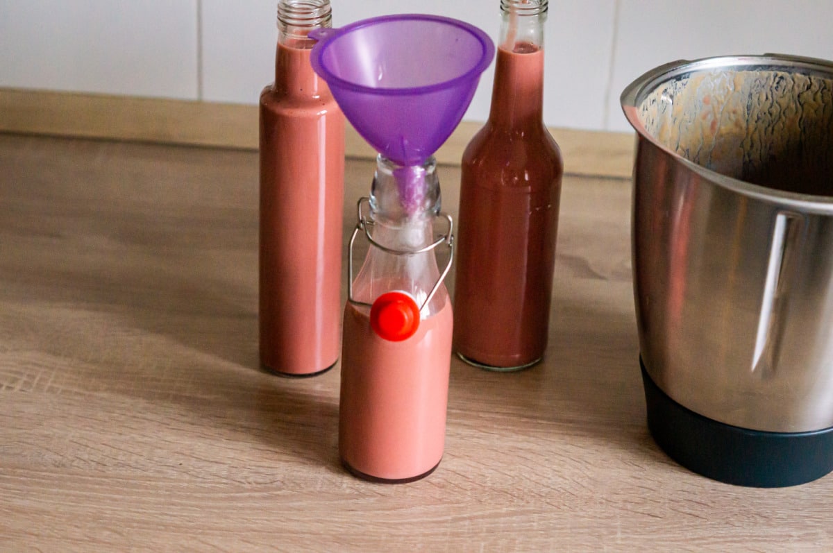 Himbeer-Eierlikör aus dem Thermomix® 4 Rosa Likör abfüllen