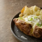 Goldbraune Backkartoffeln aus der Heißluftfritteuse mit Kräuterquark
