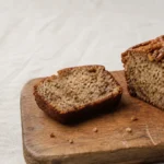 Saftiges aufgeschnittenes Bananenbrot aus der Heißluftfritteuse
