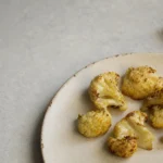 Goldbraun gerösteter Blumenkohl aus der Heißluftfritteuse mit Gewürzen