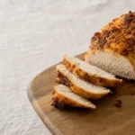 Saftige aufgeschnittene Hähnchenbrust aus der Heißluftfritteuse