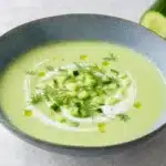 Kalte hellgrüne Gurkensuppe mit Dill und Gurkenwürfeln