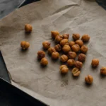 Knusprig geröstete Kichererbsen aus der Heißluftfritteuse mit Gewürzen