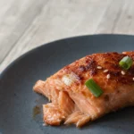 Saftiges Lachsfilet aus der Heißluftfritteuse mit Zitrone und Kräutern