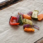 Buntes geröstetes Gemüse aus der Heißluftfritteuse