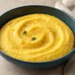 Cremige goldgelbe Polenta in einer Schale