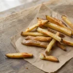Knusprige goldene Pommes aus der Heißluftfritteuse in einer hellen Schale