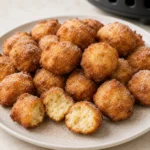 Goldbraune Quarkbällchen aus der Heißluftfritteuse mit Puderzucker