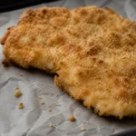 Goldbraun paniertes Schnitzel aus der Heißluftfritteuse mit Zitrone