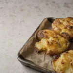 Knusprige Smashed Potatoes aus der Heißluftfritteuse mit frischen Kräutern