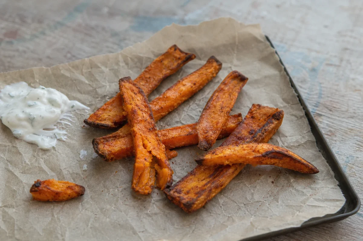 Süßkartoffel-Pommes aus dem Thermomix® und der Heißluftfritteuse 1 Süßkartoffel-Pommes aus dem Thermomix® und der Heißluftfritteuse