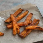 Knusprige Süßkartoffel-Pommes aus der Heißluftfritteuse mit Kräuterdip