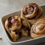 Goldbraune Zimtschnecken aus der Heißluftfritteuse mit Zuckerguss