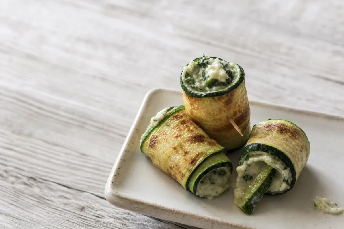 Zucchini-Röllchen aus dem Thermomix® und der Heißluftfritteuse 1 Zucchini-Röllchen aus dem Thermomix® und der Heißluftfritteuse
