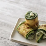 Goldbraune Zucchini-Röllchen aus der Heißluftfritteuse mit cremiger Füllung