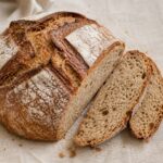 Rundes Sauerteigbrot mit angeschnittener Krume
